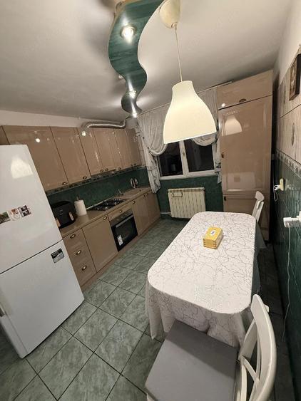 Apartament cu 3 camere semidecomandat, mobilat în Micro 4
