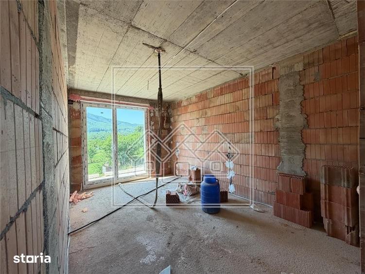 Casă cu 6 camere cu Teren 950 Mp în Valea Aurie