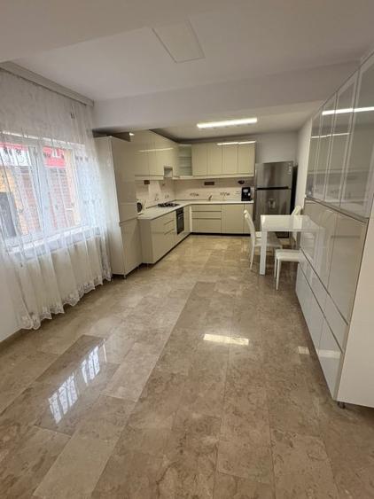 Casă individuală cu 5 camere cu Canalizare în Romanești