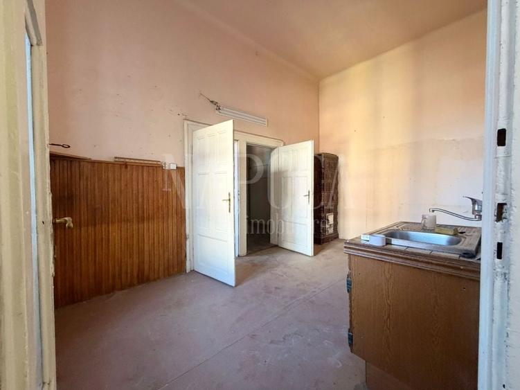 Apartament cu 4 camere semidecomandat în Central