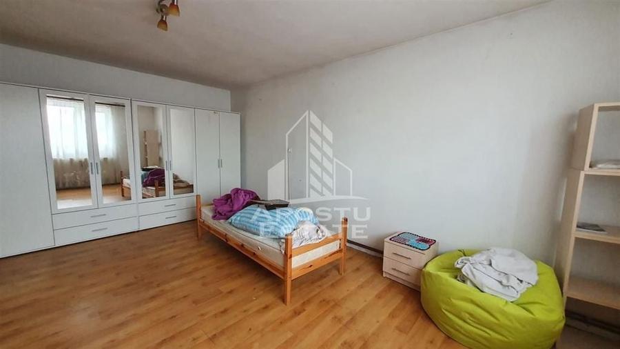 Apartament cu 4 camere semidecomandat, mobilat în Buziașului