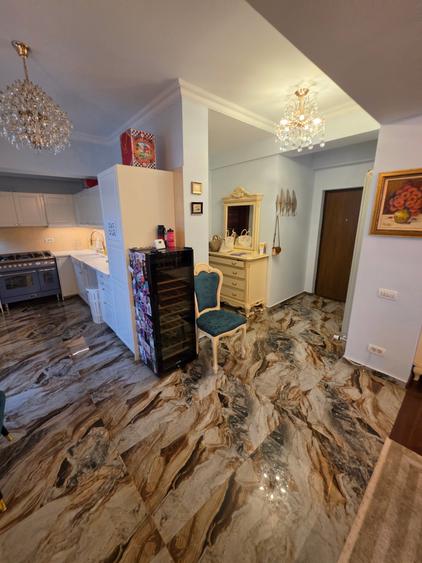 Apartament cu 3 camere semidecomandat în Dorobanți