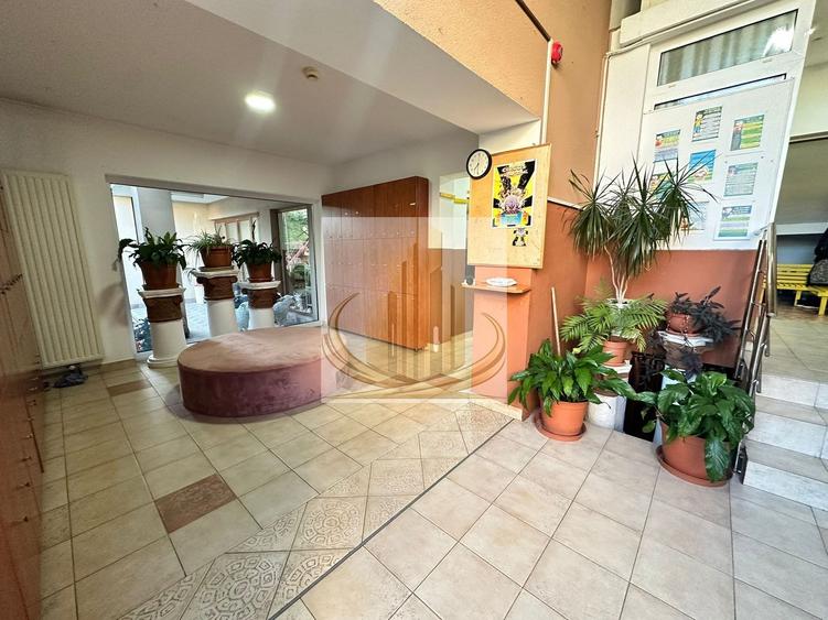 Casă individuală cu 12 camere cu Piscina în Complex Studențesc