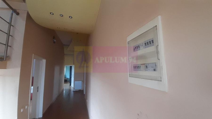 Casă individuală cu 7 camere cu Canalizare în Central
