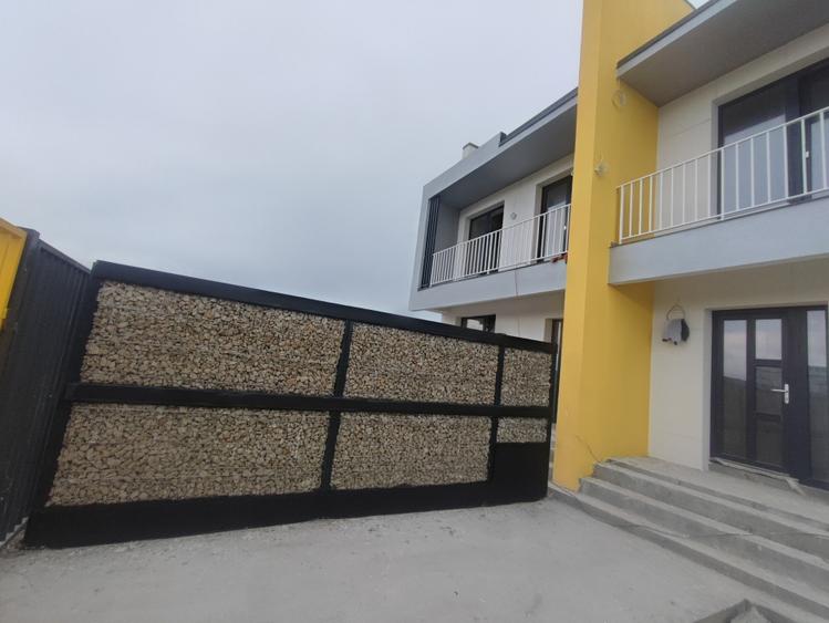 Duplex cu 4 camere cu Canalizare în Nord