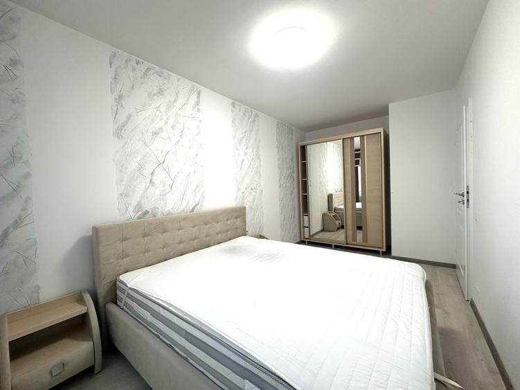Apartament cu 3 camere semidecomandat în Florești