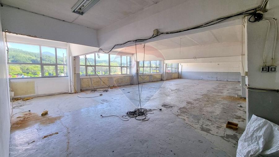 Spațiu comercial, de 370 mp, în Est