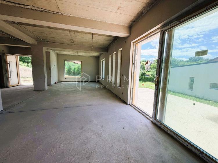 Casă individuală cu 4 camere cu Canalizare în Corunca