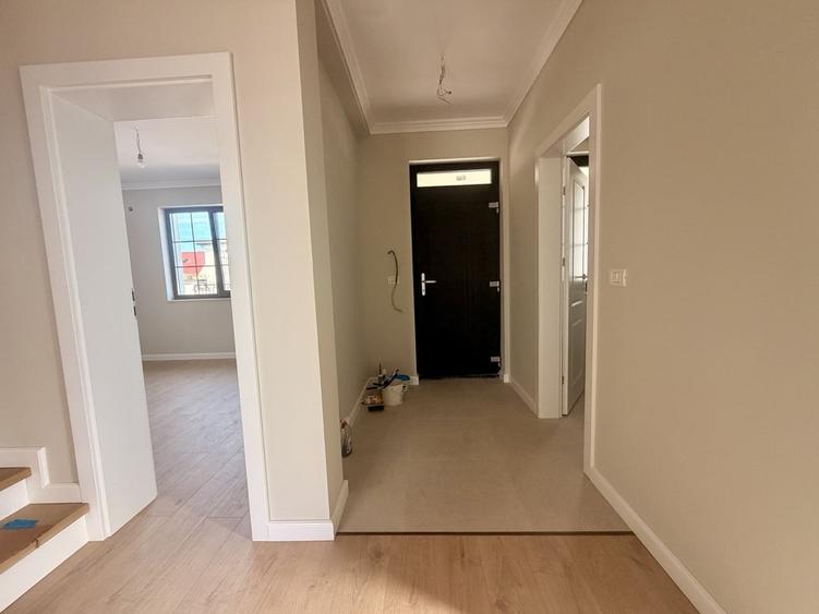 Duplex cu 5 camere cu Canalizare în Dumbrăvița