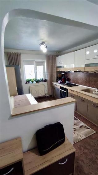 Apartament cu 3 camere semidecomandat în Girocului
