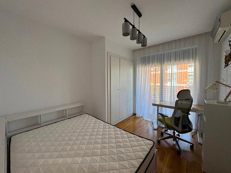 Apartament cu 3 camere semidecomandat în Sisești