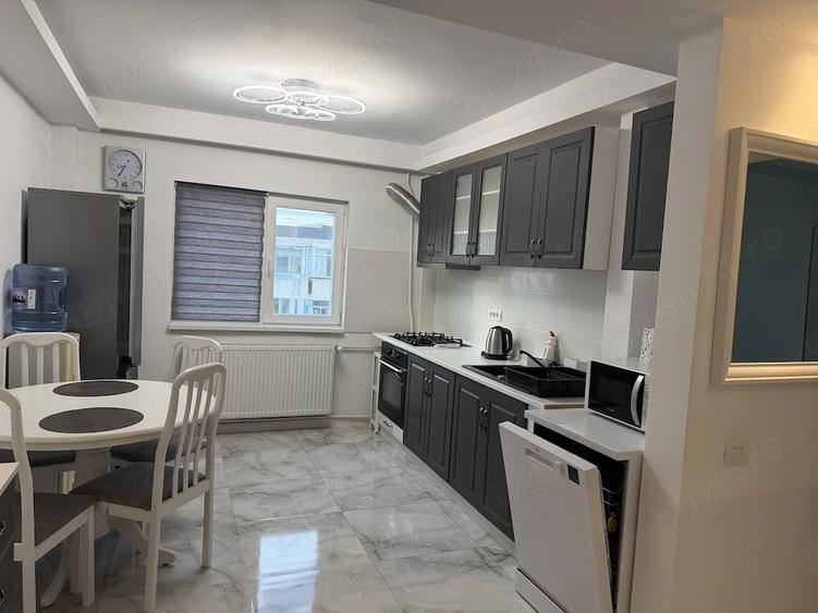 Apartament cu 3 camere semidecomandat în Tineretului