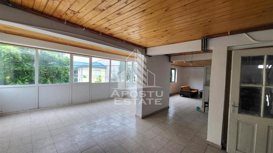 Casă individuală cu 8 camere cu Canalizare în Mehala