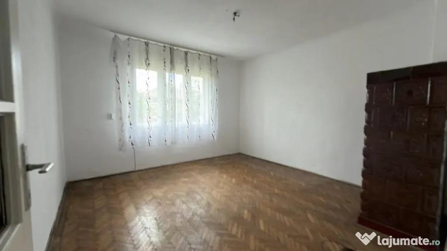 Casă cu 3 camere cu Teren 2200 Mp în Central