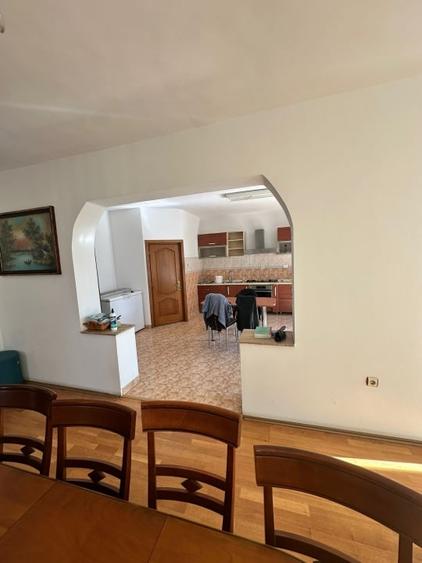 Casă individuală cu 8 camere cu Canalizare în Gruia