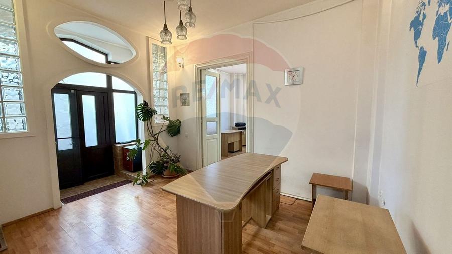 Casă cu 4 camere cu Teren 435 Mp în Central
