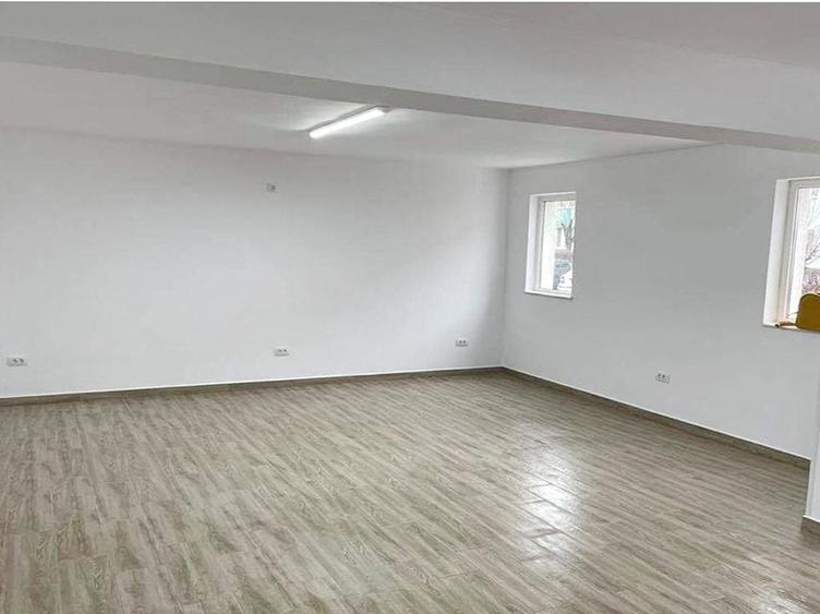 Casă individuală cu 9 camere cu Canalizare în Caragiale