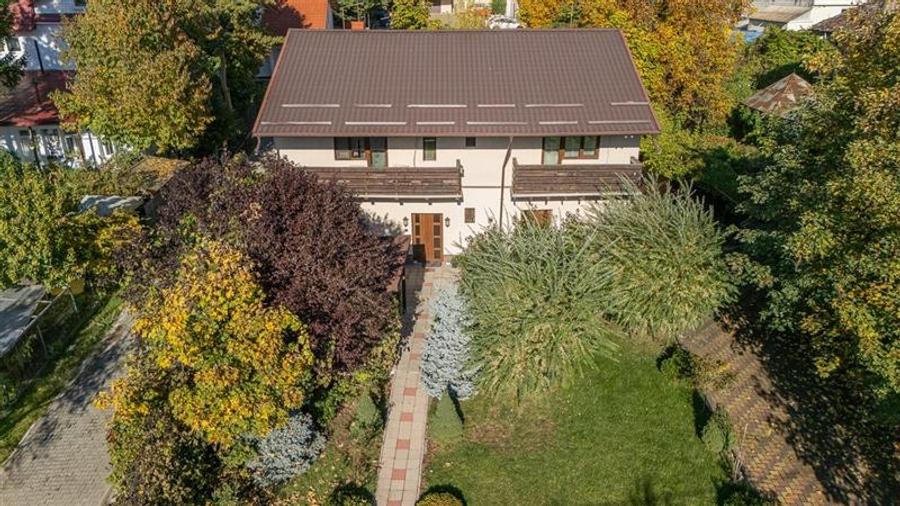 Casă individuală cu 8 camere cu Canalizare în Moara de Vânt