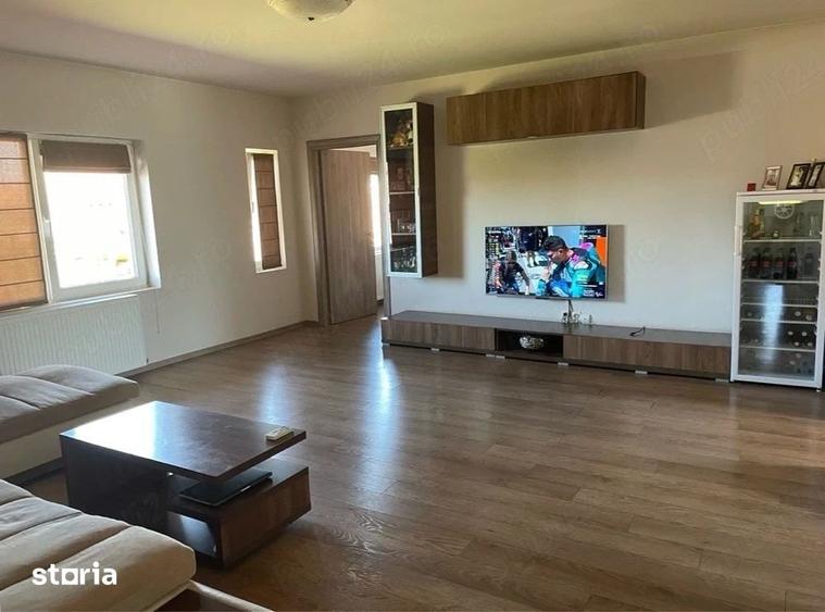Apartament cu 3 camere semidecomandat în Dumbrăvița