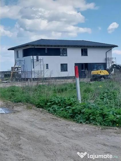 Casă cu 4 camere cu Teren 500 Mp în Stupini