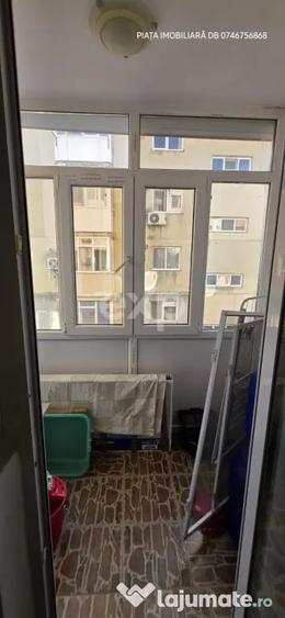 Apartament cu 3 camere decomandat în Micro 4