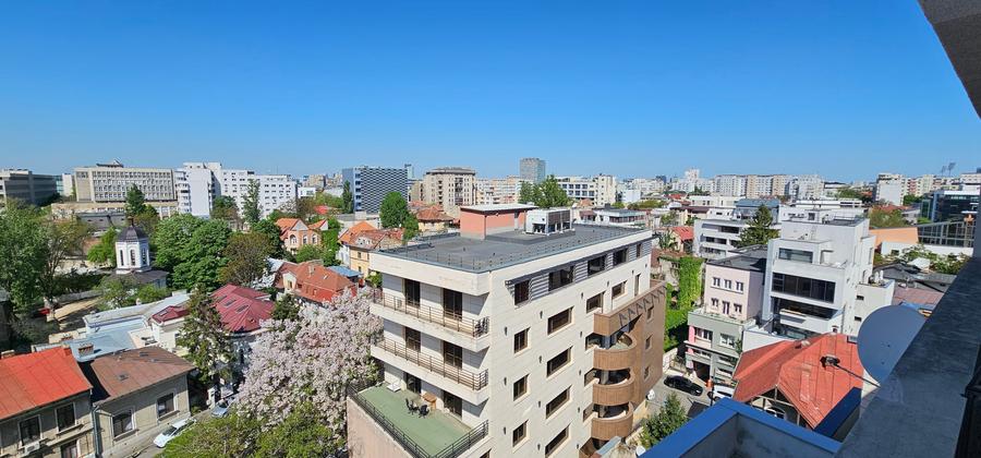 Apartament cu 5 camere decomandat în Polonă