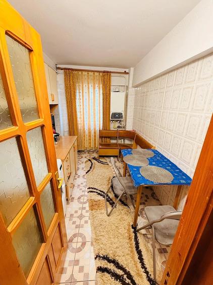Apartament cu 3 camere semidecomandat în Micro 3