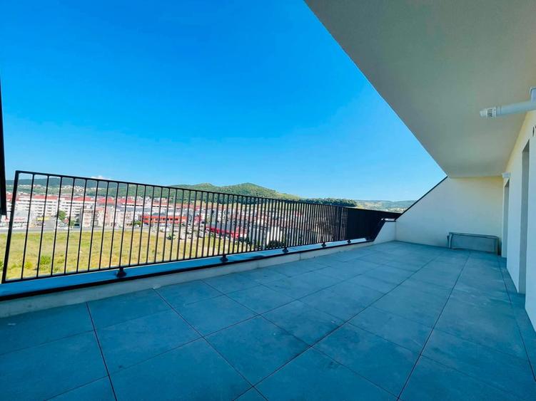 Apartament cu 3 camere semidecomandat, mobilat în Florești