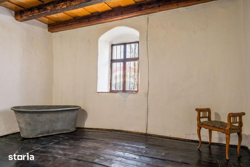 Casă cu 5 camere cu Teren 6000 Mp în Ozun
