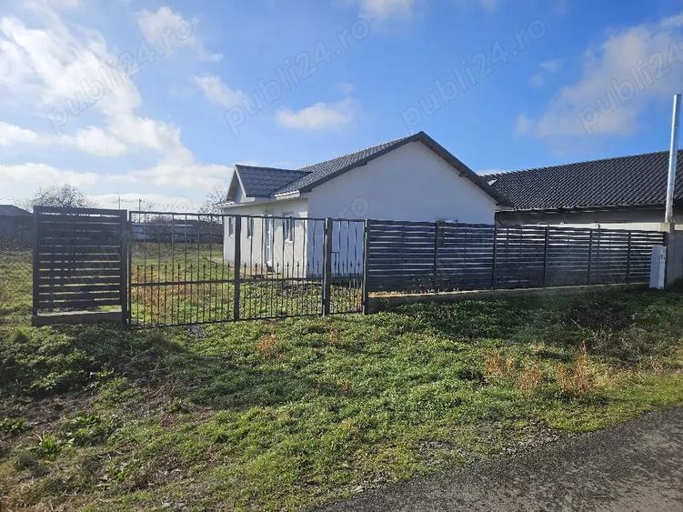 Casă cu 4 camere cu Teren 500 Mp în Pecineaga
