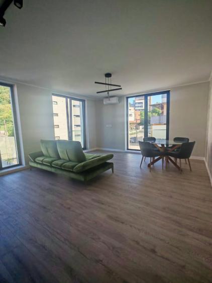 Apartament cu 3 camere semidecomandat în Gruia