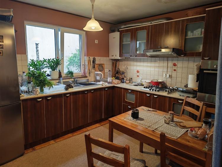 Casă individuală cu 3 camere cu Teren 300 Mp în Central