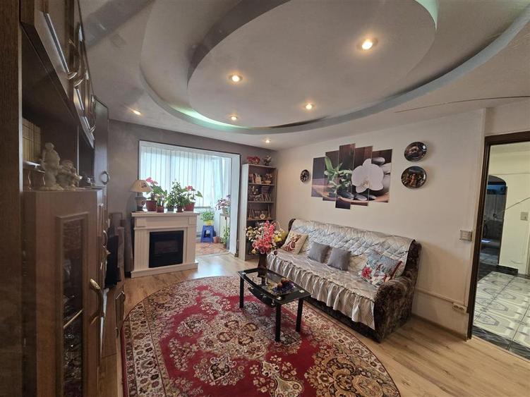 Apartament cu 4 camere decomandat, mobilat în Exterior Est