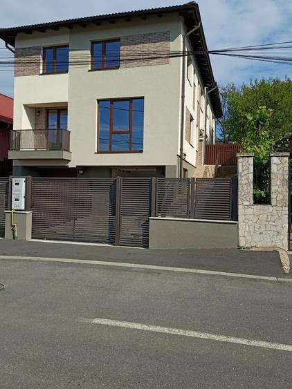 Casă cu 4 camere cu Canalizare în Dâmbul Rotund