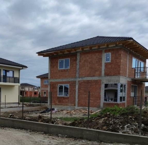 Casă individuală cu 5 camere cu Canalizare în Dezmir