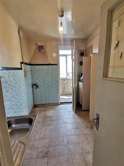 Apartament cu 3 camere semidecomandat în Barbu Văcărescu