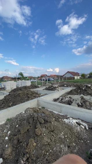 Casă cu Teren 685 Mp în Izvin