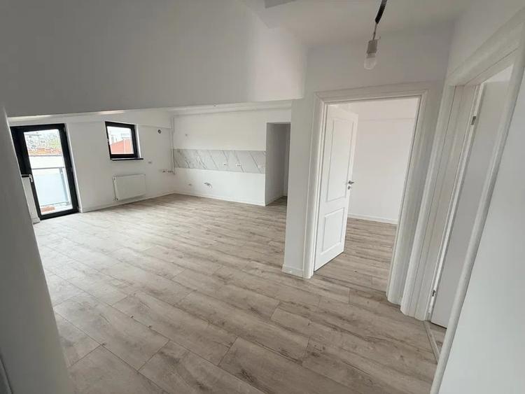 Apartament cu 3 camere semidecomandat în Vatra Luminoasă