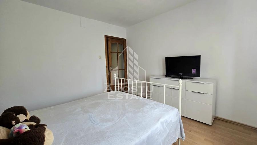 Apartament de vanzare cu 3 camere, decomandat,centrala proprie,Lipovei - 8