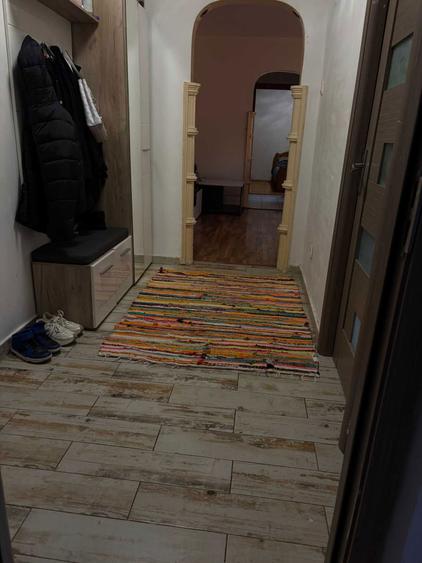 Apartament cu 3 camere semidecomandat în Podu Roș