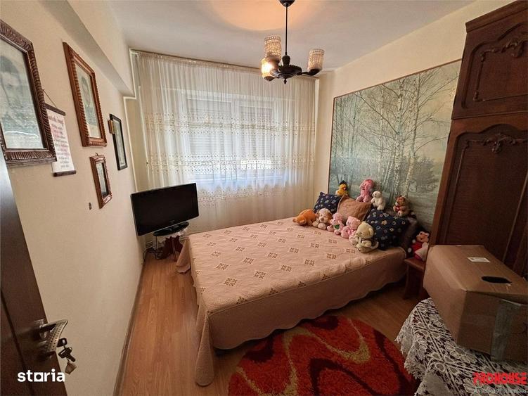 Apartament cu 3 camere semidecomandat în Mioriței