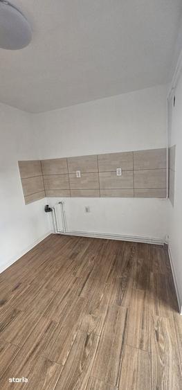 Apartament cu 3 camere decomandat în Nicolina