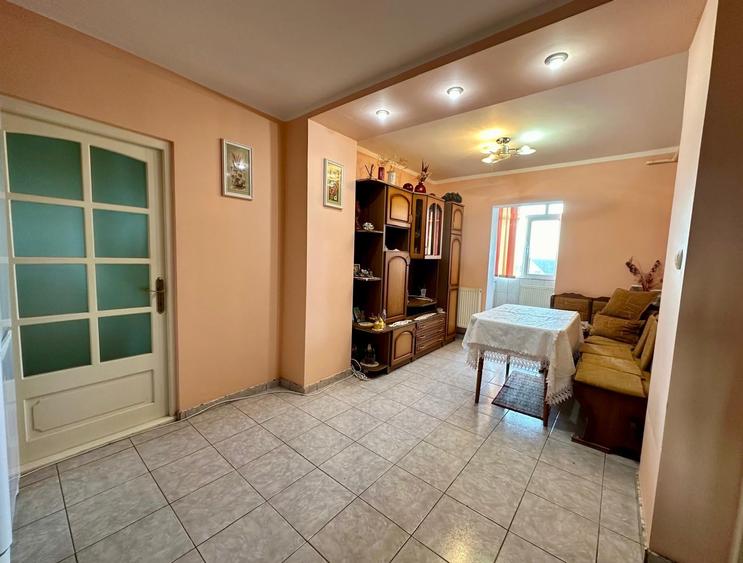 Apartament cu 3 camere decomandat, mobilat în Periferie