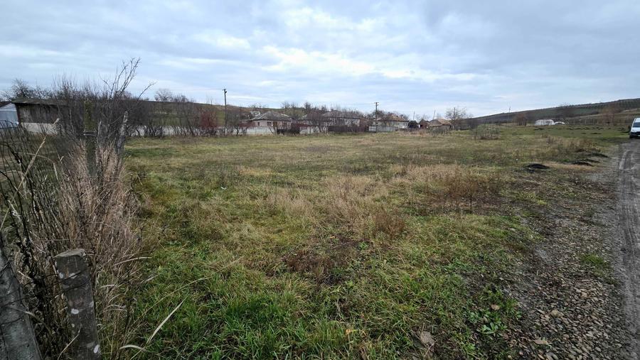 Teren de 1800 mp, în Scobinți