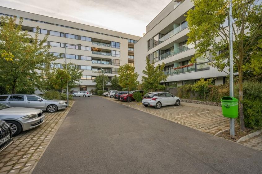 Apartament cu 4 camere semidecomandat, mobilat în Străulești