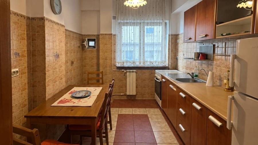 Apartament cu 3 camere decomandat în Victoriei