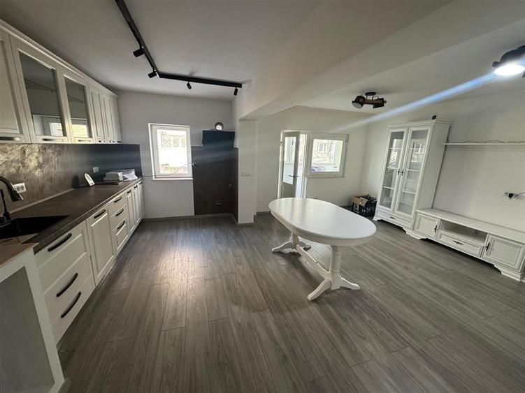 Apartament cu 3 camere decomandat, mobilat în Brăilei