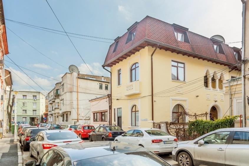 Casă individuală cu 13 camere cu Canalizare în Romană