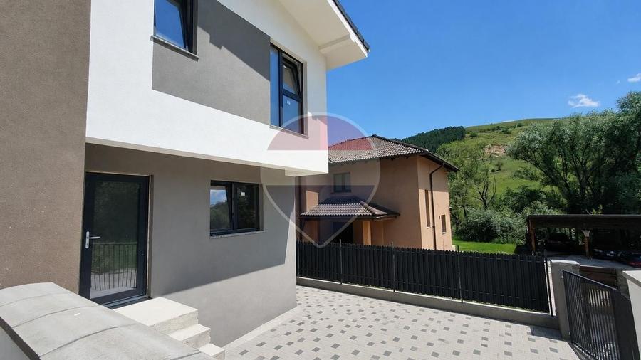 Casă cu 7 camere cu Teren 250 Mp în Florești