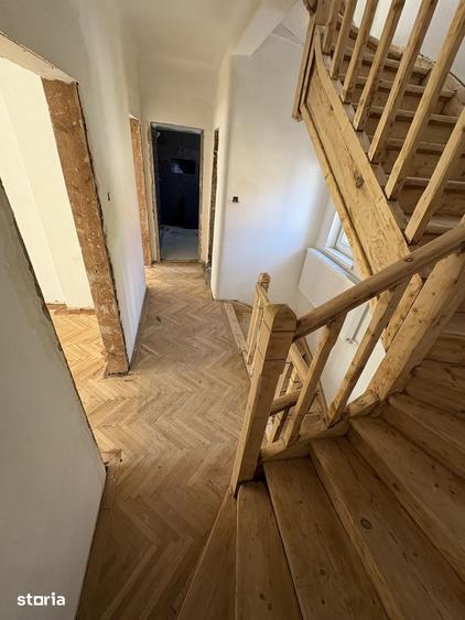 Casă cu 8 camere cu Teren 233 Mp în Decebal